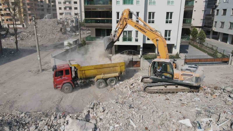 Osmaniye’de enkaz kaldırma çalışmaları dron ile görüntülendi
