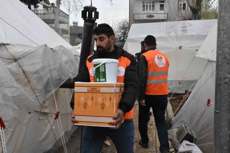 Siverekli gönüllüler depremzedeleri Ramazan’da yalnız bırakmadı
