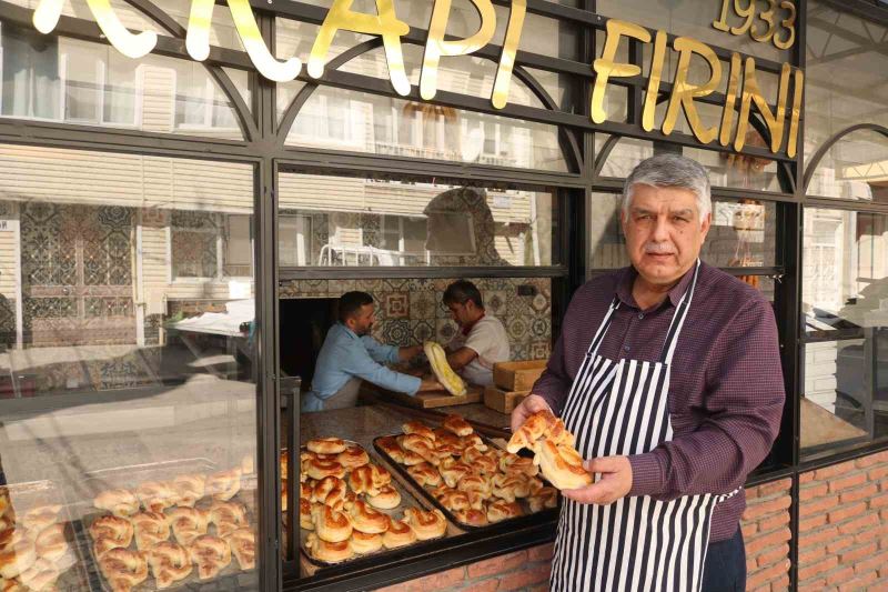 (Özel) 90 yıllık gelenek...Çocuklar için iftariyelik tabanca ve kılıç poğaça
