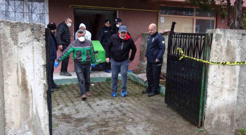 Boşanma aşamasındaki eşini bıçaklayarak öldürdü, kaynanasını da yaraladı
