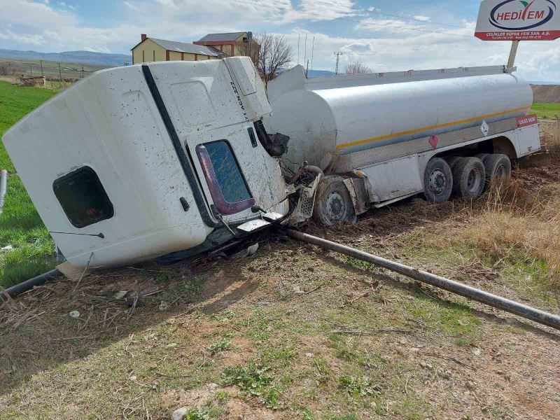 Yozgat’ta devrilen akaryakıt tankerinin sürücüsü yaralandı

