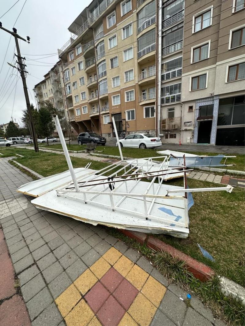 Kütahya’da şiddetli fırtına nedeniyle uçan çatı elektrik tellerini kopardı
