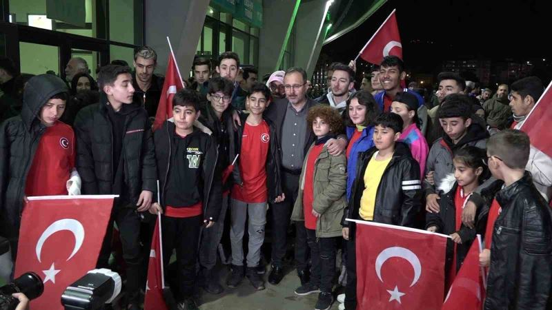 Depremzede çocuklardan milli takıma destek
