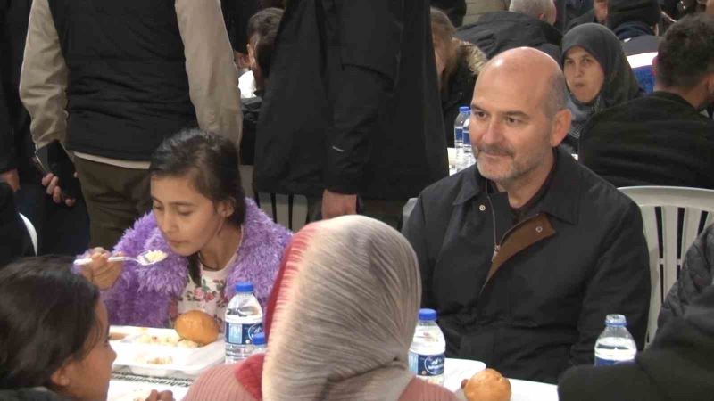 Bakan Soylu, iftarını depremzedelerle birlikte yaptı
