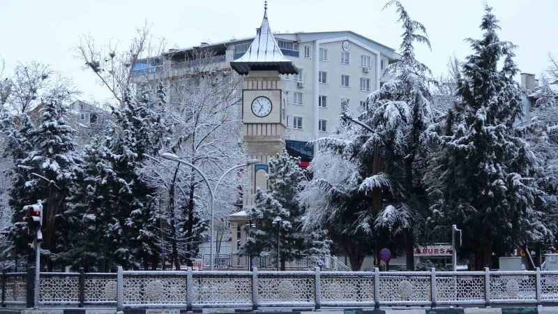 Geceden sabaha kadar yağan kar yağışı sonrası şehir eşsiz güzelliğe büründü
