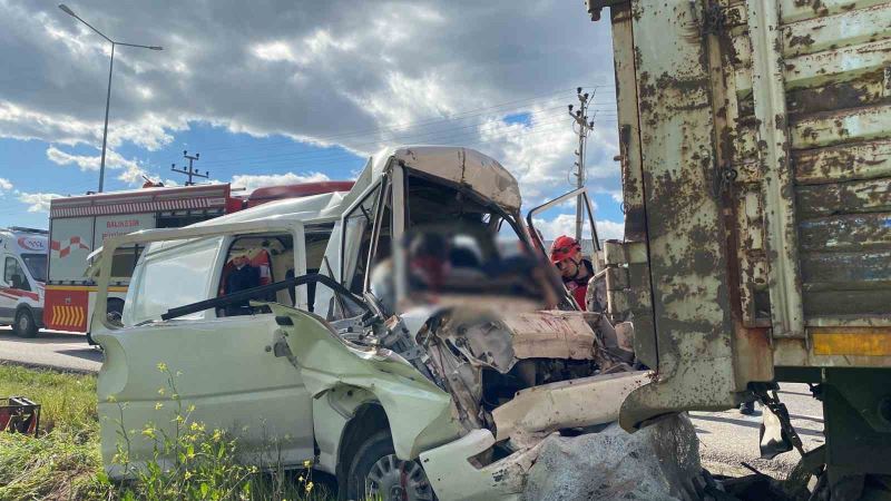Minibüs park halindeki çekiciye çarptı: 2 ölü, 4 yaralı
