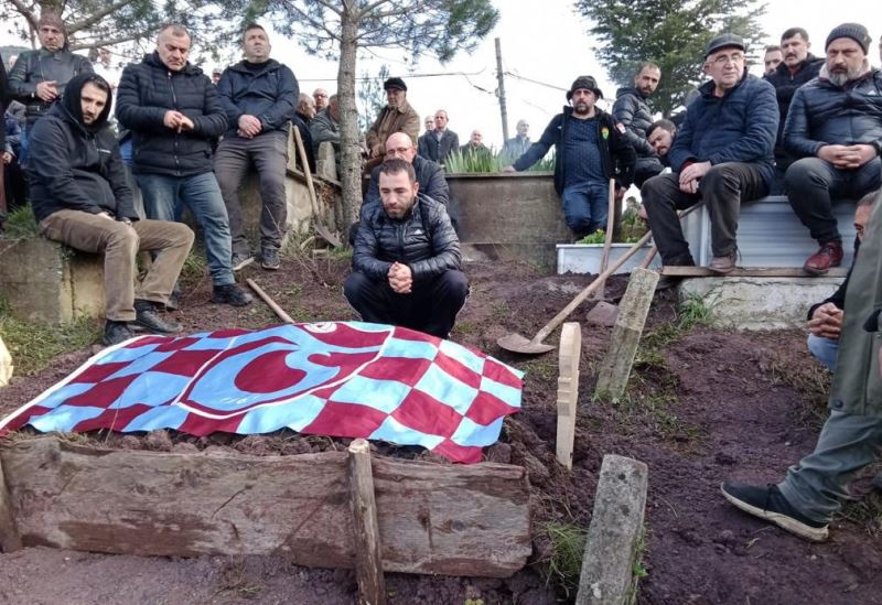 Babalarının vasiyetini yerine getirip mezarını Trabzonspor bayrağı ile örttüler
