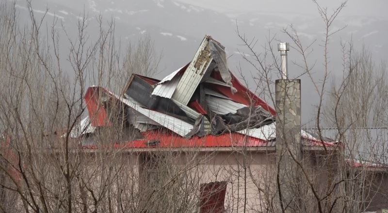 107 kilometre hıza ulaşan şiddetli fırtına çatıları uçurdu
