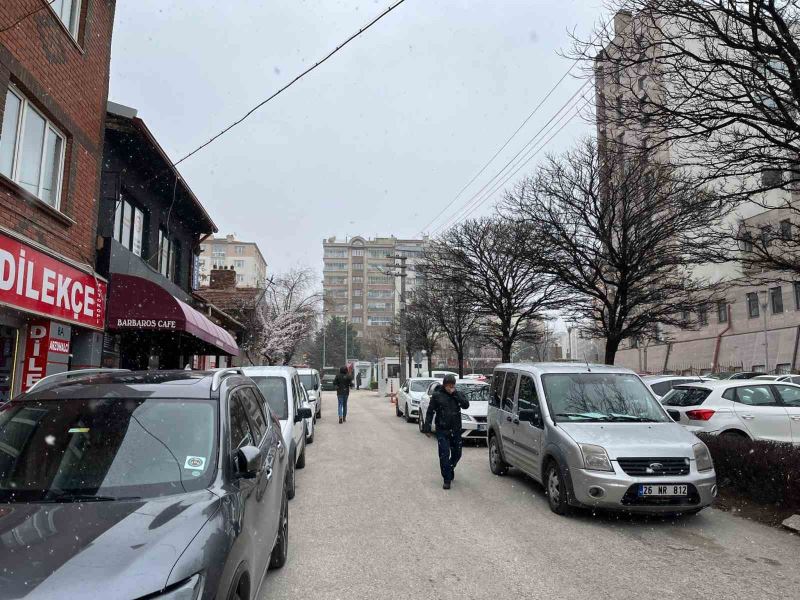 Eskişehir’de aniden bastıran kar yağışı etkili oldu
