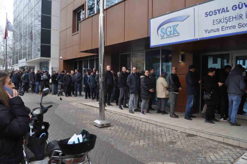 (ÖZEL) SGK’nın önünde EYT kuyruğu
