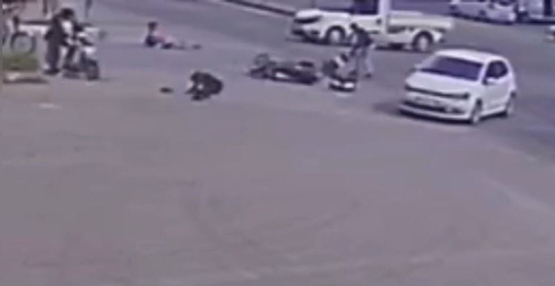 İki motosiklet kafa kafaya çarpıştı, 4 kişi yola savruldu, kaza anı kameraya yansıdı
