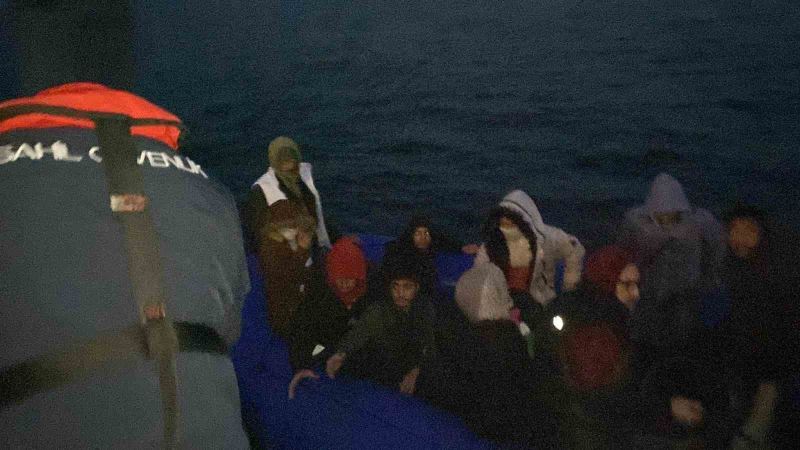 Motoru arızalanan lastik bottaki göçmenleri Sahil Güvenlik kurtardı
