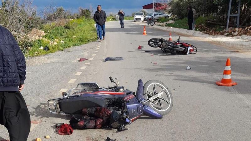 Motosikletler kafa kafaya çarpıştı: 3 yaralı
