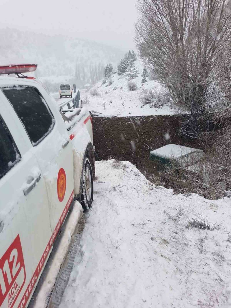 Giresun’da buzlu yolda kayan araç köprüden uçtu: 4 yaralı
