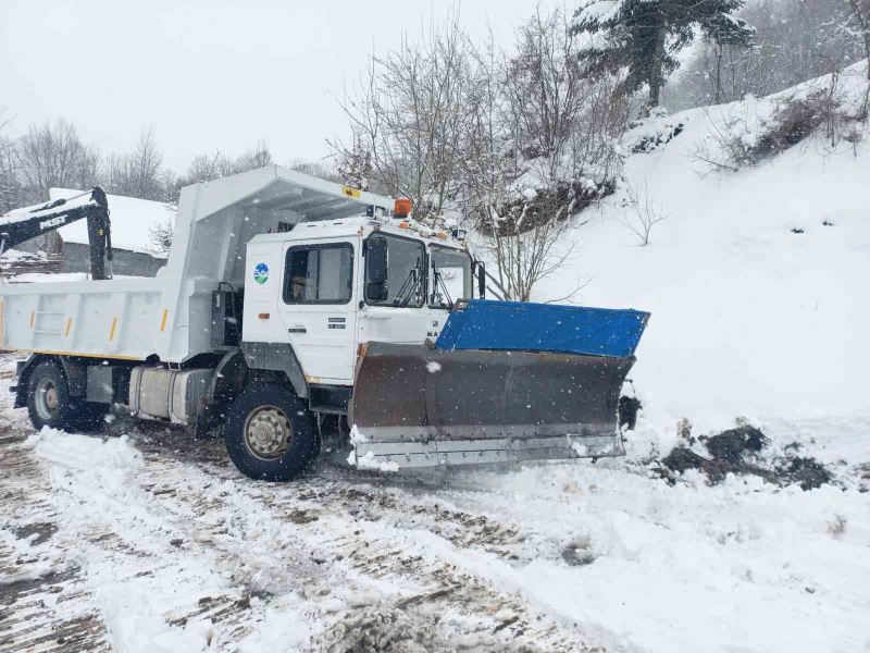 Büyükşehir zirvelerde karla mücadele mesaisinde
