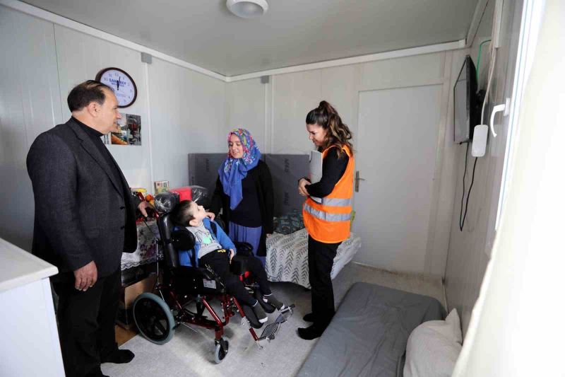 Gaziantep’te engelli depremzedelere medikal malzeme dağıtılıyor
