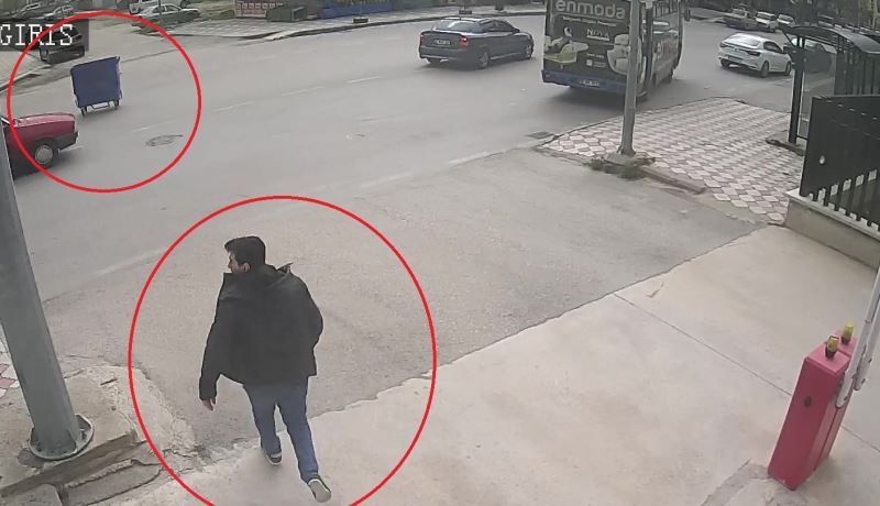 Fırtınanın savurduğu çöp konteyneri caddede gezintiye çıktı: O anlar kamerada
