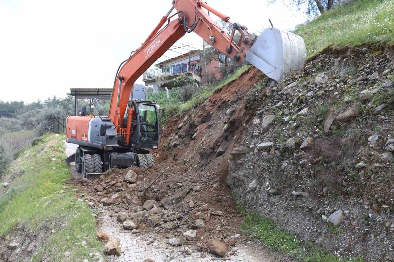 Efeler’den heyelan riskine anında müdahale
