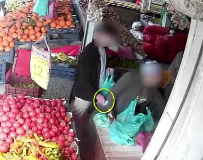 Manavda ürünlerini tartan vatandaşın cep telefonunu çaldı
