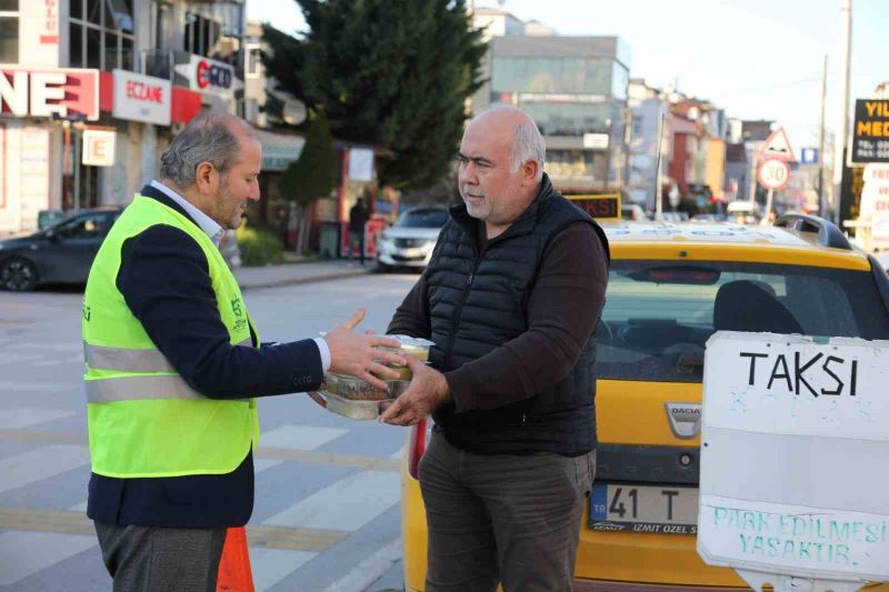 İftar saatinde 420 taksiciye sıcak yemek dağıtıldı
