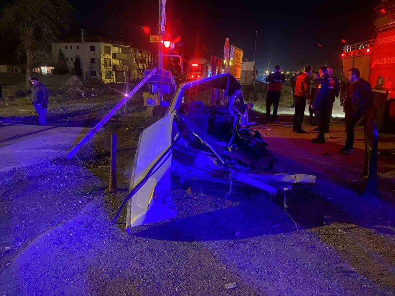 Tren hemzemin geçitte otomobili biçti: 2 yaralı
