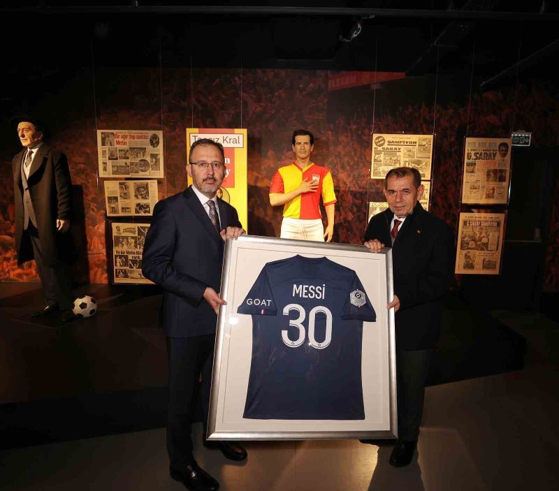 Bakan Kasapoğlu, Messi’nin imzalı formasını depremzedeler için bağışladı
