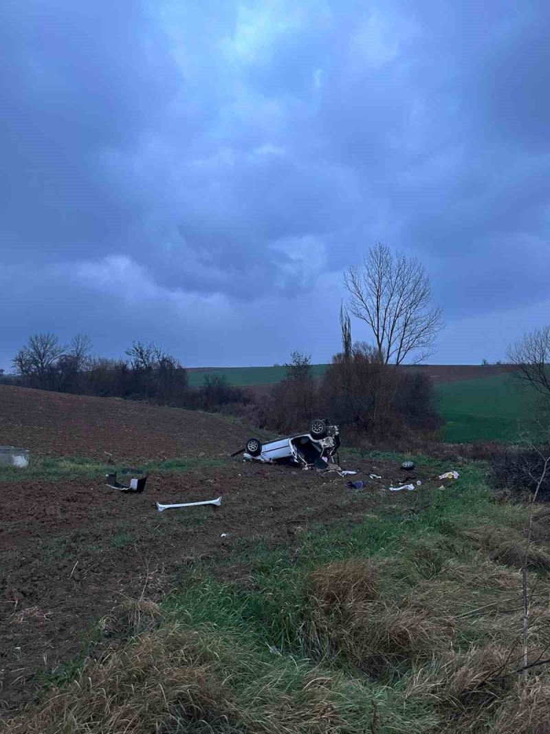 Tekirdağ’da otomobil tarlaya uçtu: 2 yaralı
