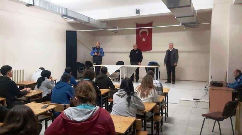 Kütahya’da lise öğrencileri emniyet teşkilatını ve polislik mesleğini tanıdı
