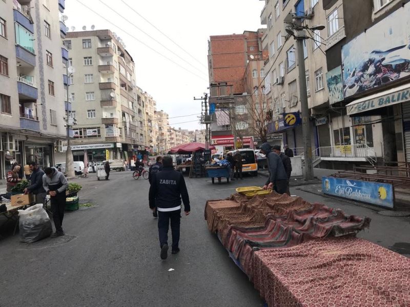 Ağır hasarlı binaların çevresinde semt pazarları için güvenlik önlemleri
