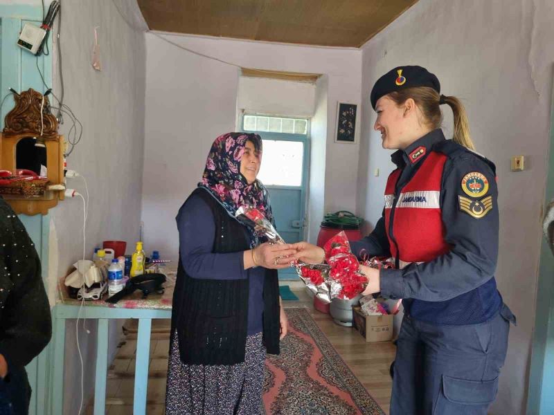 Jandarma ekipleri depremzede kadınları unutmadı
