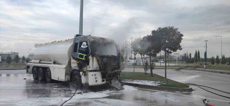 Yalova’da madeni yağ yüklü tankerde korkutan yangın
