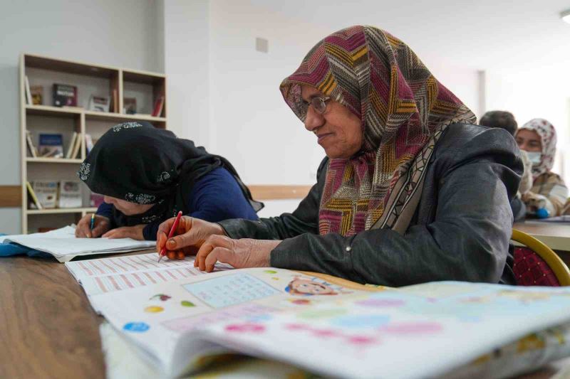 Tarsus’ta okuma-yazma kursları sürüyor
