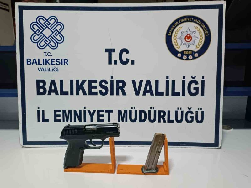 Balıkesir’de polis 50 aranan şahsı yakaladı
