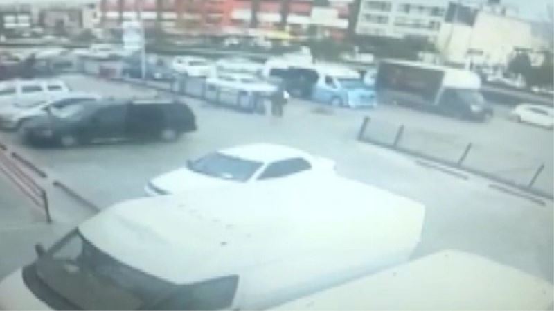Fırsatçılığın böylesi: Yola gelen alışveriş arabasını yolcu minibüsüne alıp kaçtılar

