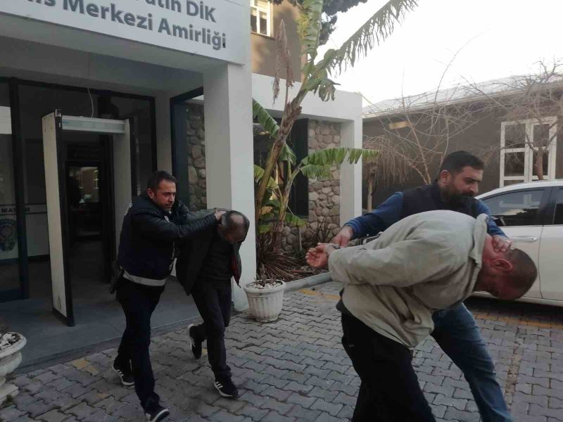 Urla’da uyuşturucu sattığı tespit edilen iki kişiye suçüstü
