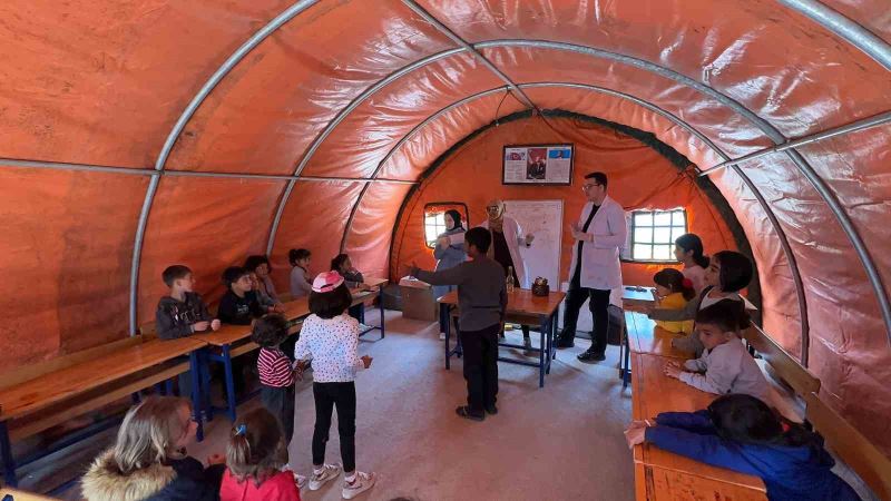 İskenderun’da depremzede çocuklar için bilim atölyesi kuruldu
