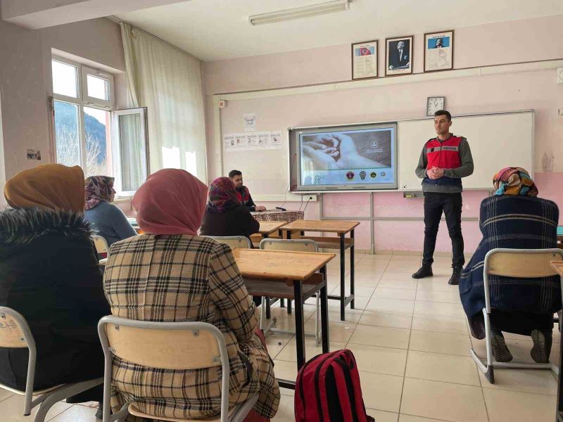 Jandarmadan vatandaşlara güvenli internet kullanımı eğitimi
