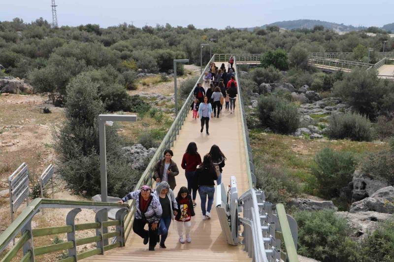 Depremzede kadınlar Mersin’in tarihi ve kültürel yerlerini gezdi
