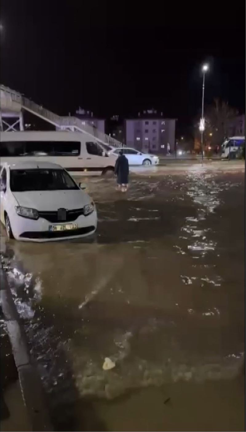 Elazığ’da sağanak etkili oldu, yollar göle döndü
