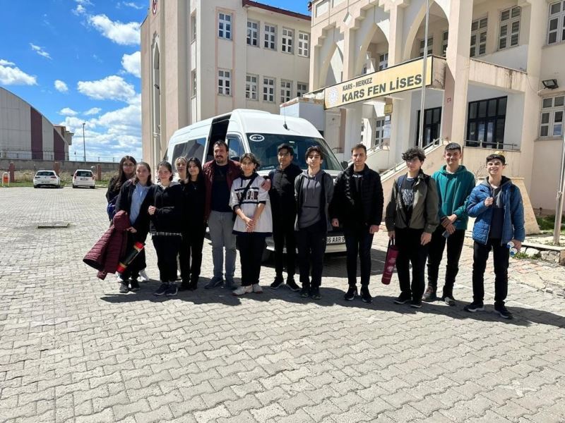 Kars’tan 24 öğrenci satranç turnuvası için yola çıktı

