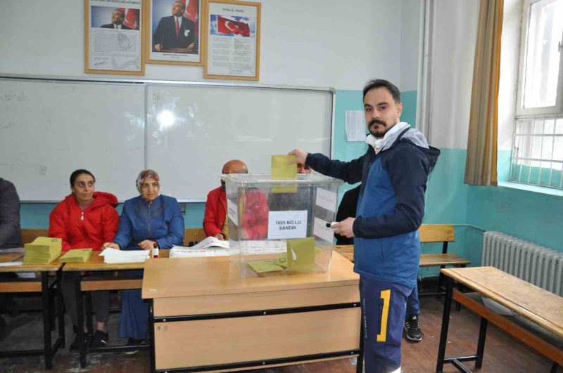 Kars’ta oy kullanma işlemi başladı
