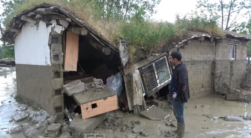 Muş’ta yaşanan sel felaketinde araç ve evler hasar gördü
