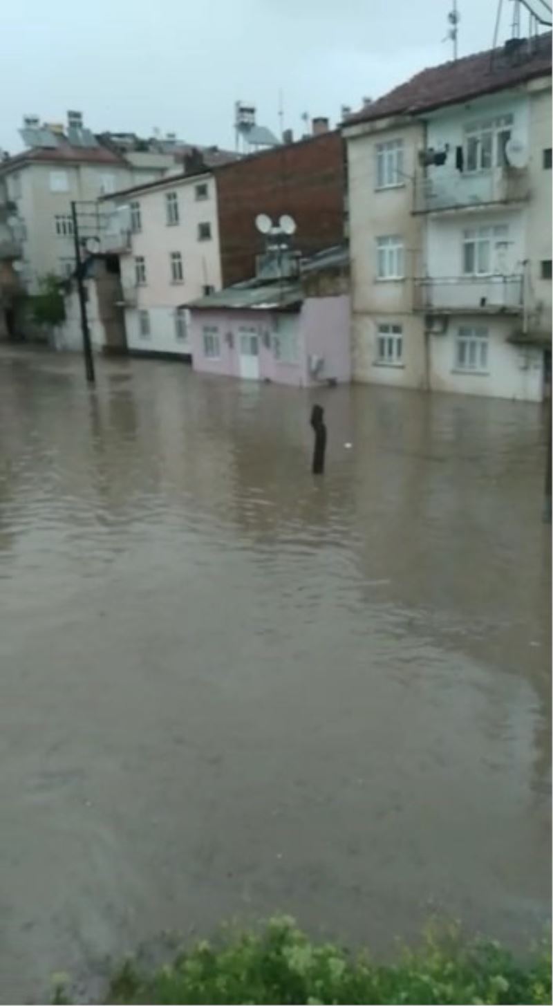 Elazığ’da sağanak, binalar su altında kaldı
