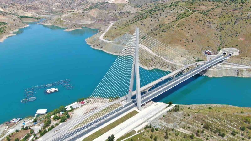 16 şehri birbirine bağlayan ’Fırat’ın gerdanlığı’ Kömürhan Köprüsünü 7 milyondan fazla araç kullandı
