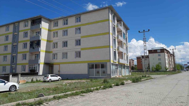 Kars’ta mahallede kadın kıyafetiyle gezen erkek iddiası
