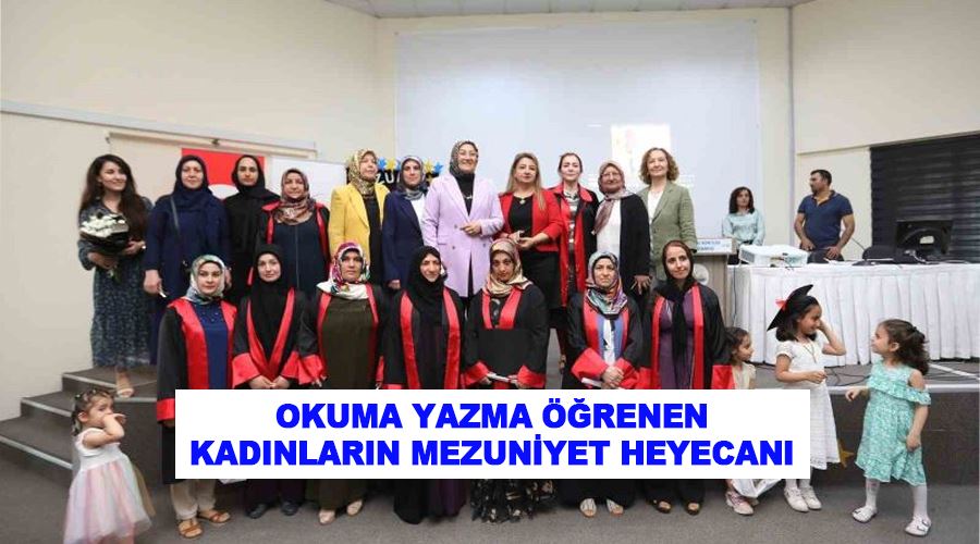 Okuma yazma öğrenen kadınların mezuniyet heyecanı
