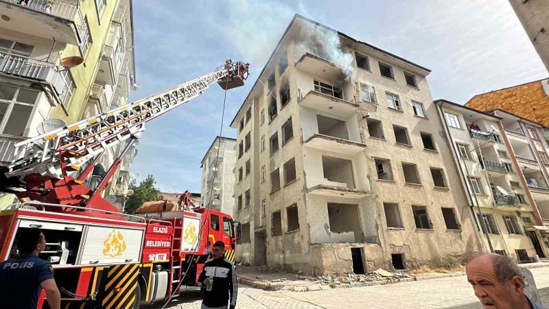 Elazığ’da ağır hasarlı binada yangın
