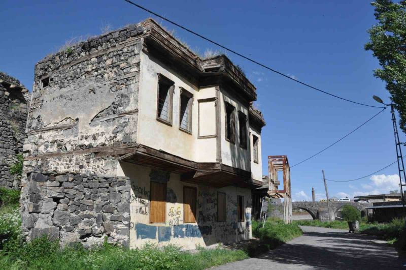 Kars’ta paşa konağı yok oluyor
