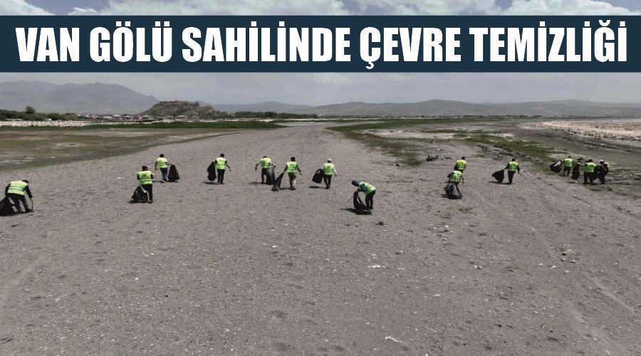 Van Gölü sahilinde çevre temizliği