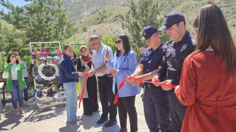 Yıl sonu sergisinden elde ettikleri geliri deprem bölgesindeki kardeş okullara gönderecekler
